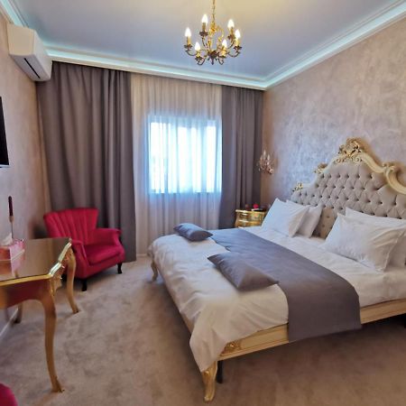 Aparthotel Anomis Mediaş Esterno foto