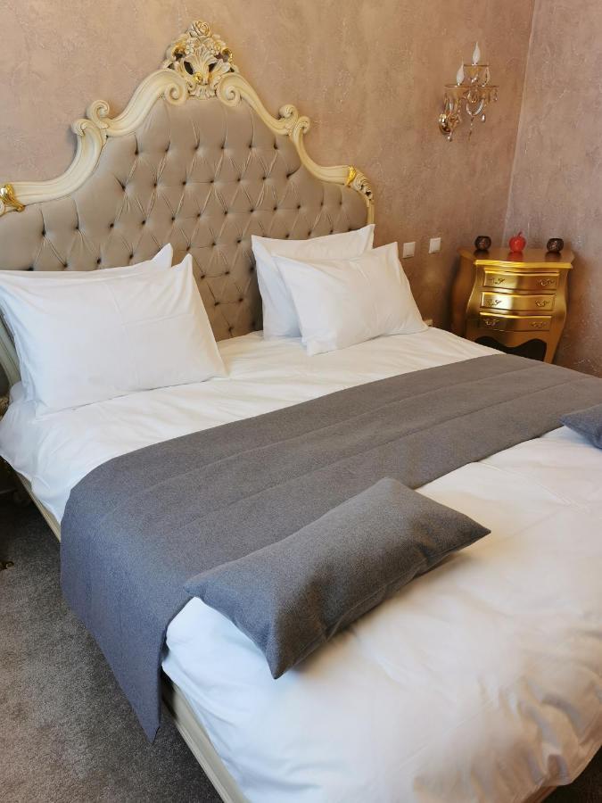 Aparthotel Anomis Mediaş Esterno foto