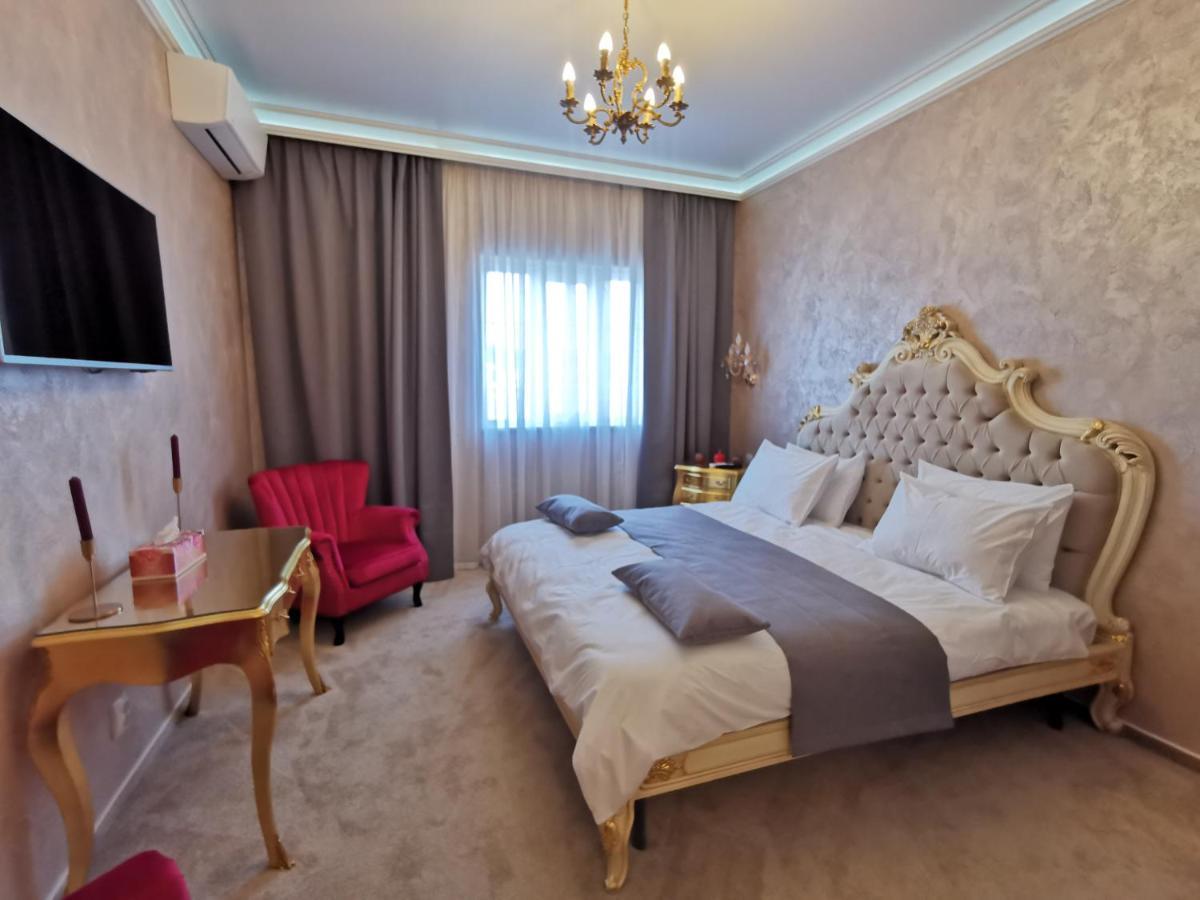 Aparthotel Anomis Mediaş Esterno foto